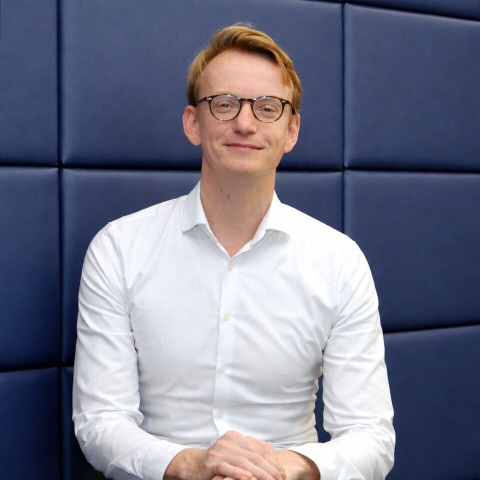 Porträtfoto von Prof. Dr. med. Dr. med. univ. Günther Maderbacher, MHBA